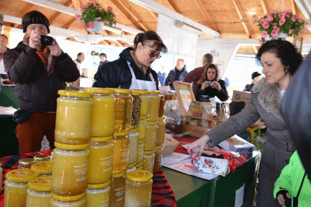 Министър Танева откри Великденски пазар с български продукти