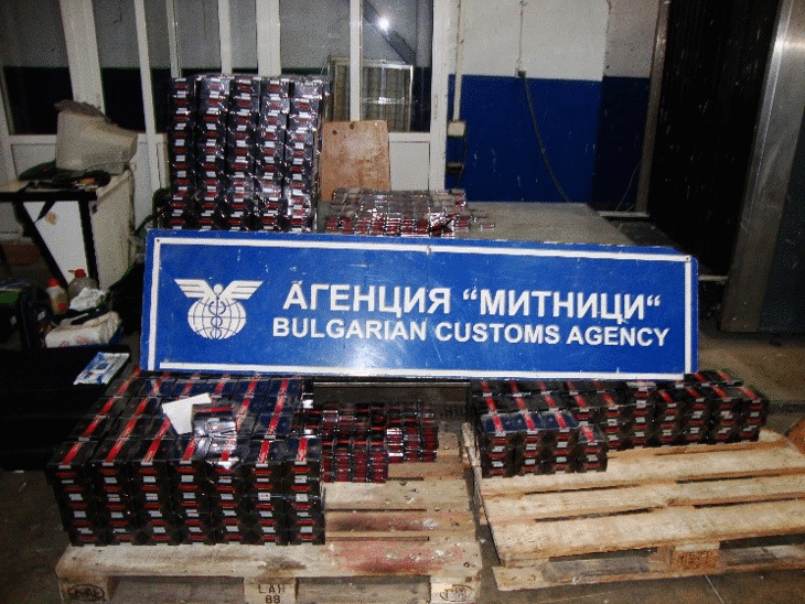 Митническите инспектори откриха тайник в лек автомобил с 130 000 къса цигари