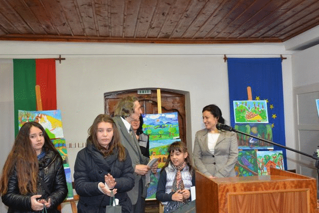 Снимки на министър Танева от награждаването на победителите в конкурсите за есе и рисунка, както и от откриването на изложба по повод на отбелязването на 125-годишнината от началото на залесяванията в град Кюстендил