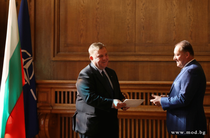 Ангел Найденов, министър на отбраната в периода 2013 – 2014 г., беше награден за заслуги към отбраната на страната