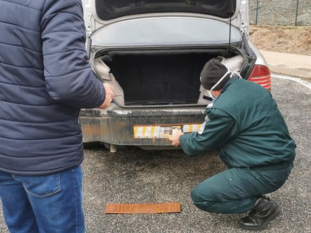 На ГКПП Маказа гранични полицаи задържаха мъж с 40 000 къса цигари без бандерол