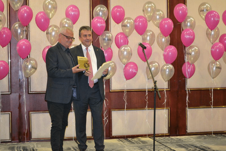 Зам.-министър Валентин Йовев награди отговорния редактор на „Параграф 22“ на вестник „Банкер“