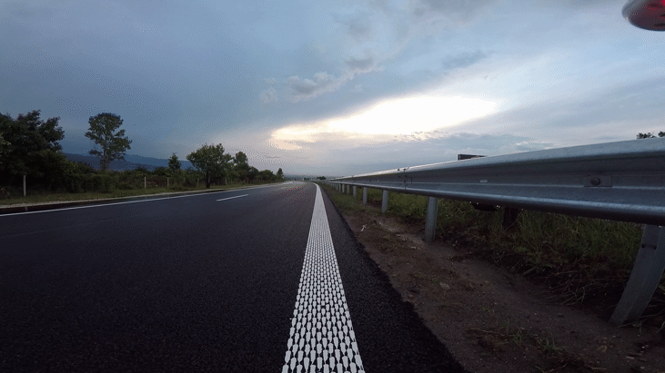 Временно движението се осъществява в една лента в посока София при км 67 на АМ „Тракия“