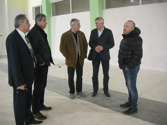 Зам.-министър Асен Марков инспектира ремонта на залата по борба в Русе