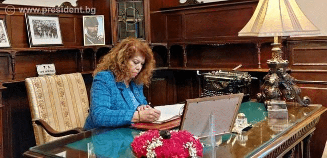Вицепрезидентът Йотова поднесе съболезнования в съболезнователната книга в посолството на Република Турция