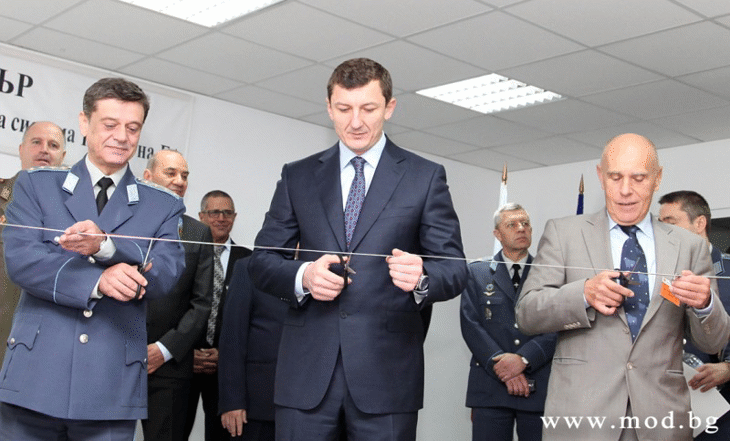 Заместник-министърът на отбраната Орхан Исмаилов и началникът на отбраната генерал Константин Попов откриха обновения Център за наблюдение и управление на система TETRA на Българската армия