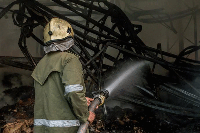 Продължават действията на кюстендилските пожарникари за ликвидиране на пожара в сметището на село Бараково