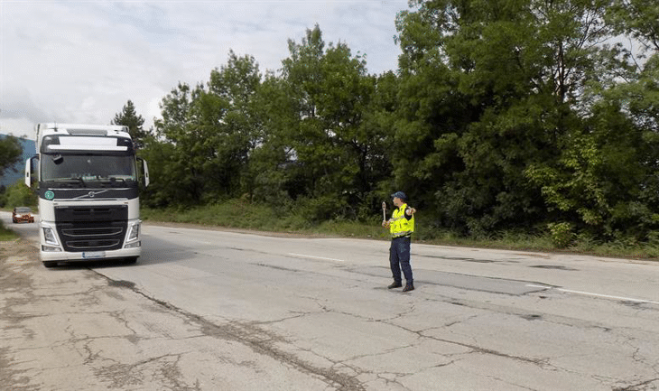 В ход е операция за проверка на товарните автомобили и автобусите