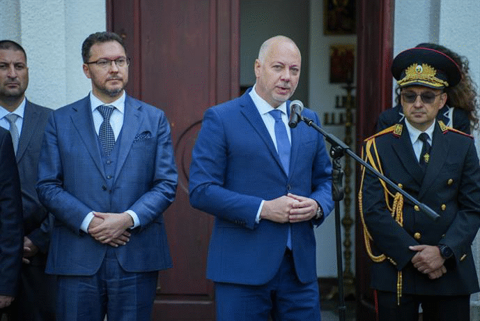 Министър Даниел Митов към пожарникарите: Благодарение на Вашата смелост бяха спасени десетки села и стотици човешки животи