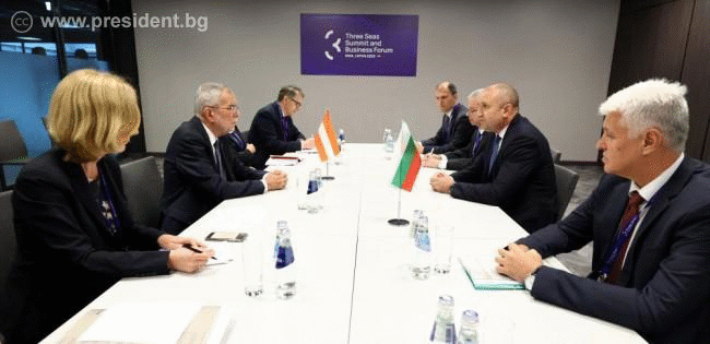 Президентите Румен Радев и Александер Ван дер Белен проведоха среща в Рига