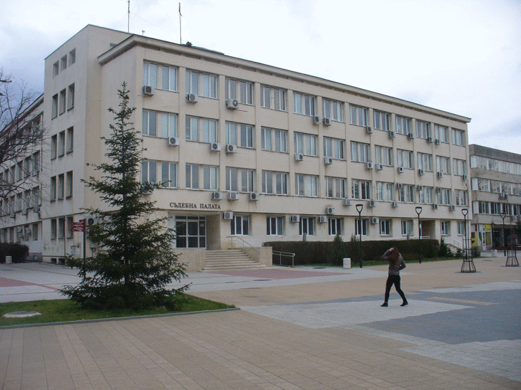 Съдът в Търговище уважи искането на Районната прокуратура и определи мярка "задържане под стража" за млад мъж, обвиняем за противозаконно отнемане на два автомобила и нарушаване на мярка за неотклонение