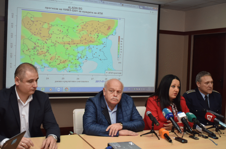 Министър Павлова: Няма критични ситуации и бедстващи хора от нощта, пътната мрежа е обработена и проходима при зимни условия