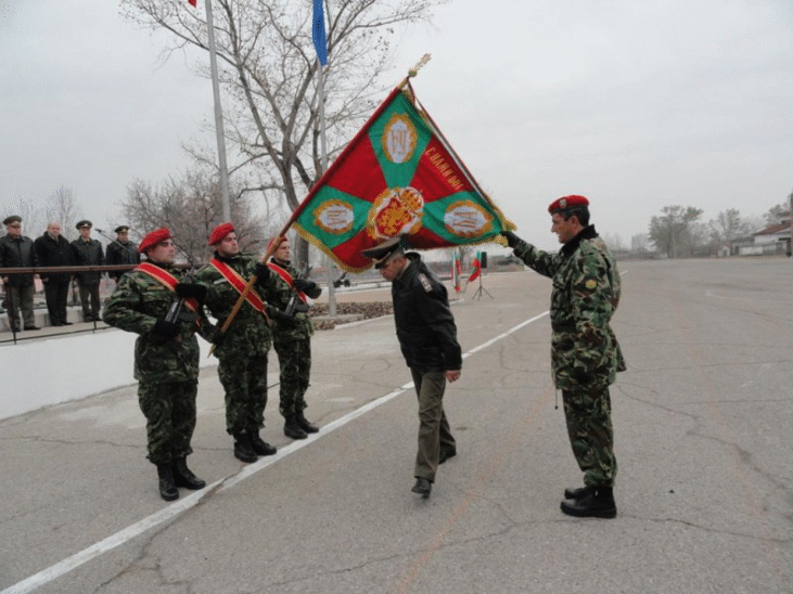 Командирът на военно формирование 24 490 – Асеновград  полковник доктор Валери Точилов днес се сбогува с бойното знаме