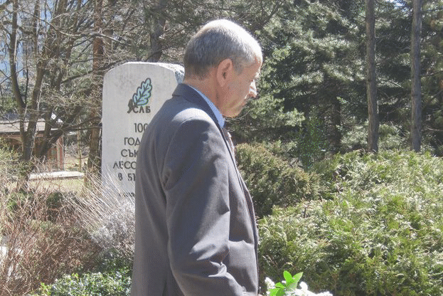 Зам.-министър Костов участва в поднасяне на венци пред паметна плоча на загинали лесовъди