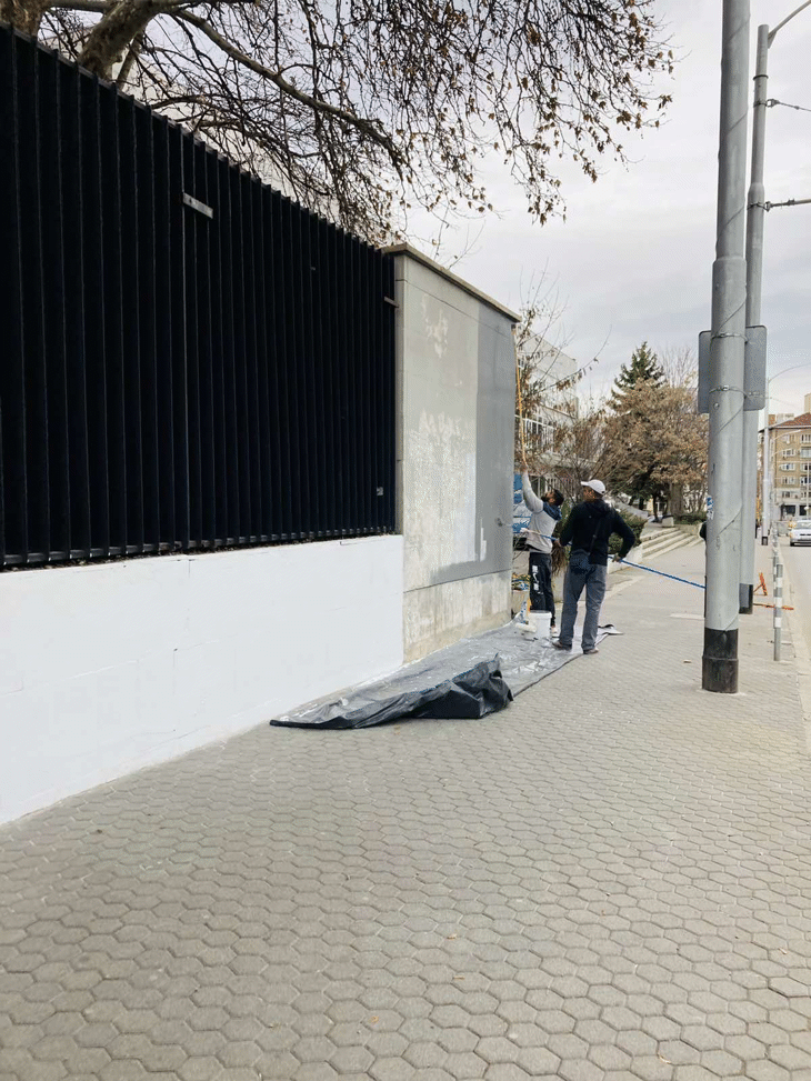 Служители на Столичен инспекторат премахват надписи на езика на омразата