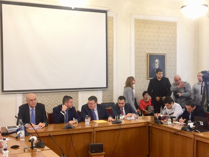 ДОЦ. ИВАН ИВАНОВ : „КЕВР РЕДОВНО ПРОВЕРЯВА ДЕЙНОСТТА НА ЧЕЗ И ДРУГИТЕ ЕЛЕКТРОРАЗПРЕДЕЛИТЕЛНИ ДРУЖЕСТВА“