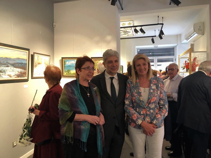 Министър Димов посети изложба на колежката си Евдокия Манева