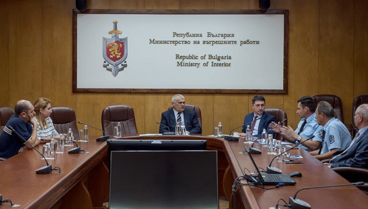 Министърът Валентин Радев проведе работна среща с представители на Фондация „Четири лапи“ за България