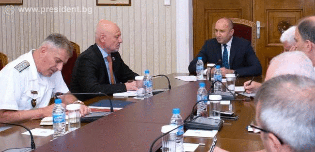 Президентът Румен Радев обсъди кадровото обезпечаване и модернизацията на Българската армия с министъра и началника на отбраната