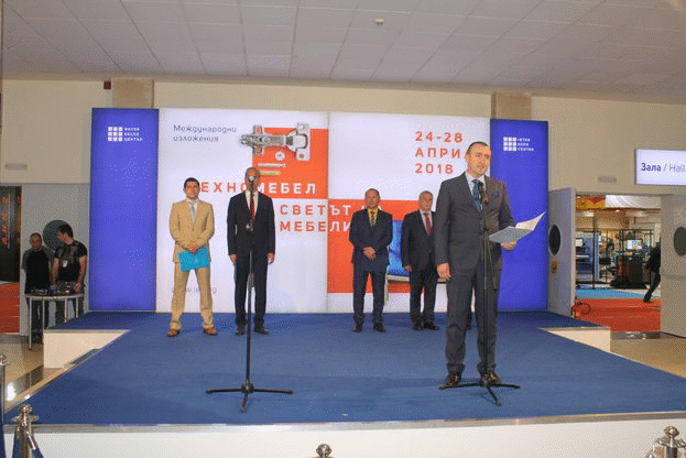 Добрев: „Трябва да насърчаваме българското мебелно производство да носи добавена стойност и да разкрива нови работни места”