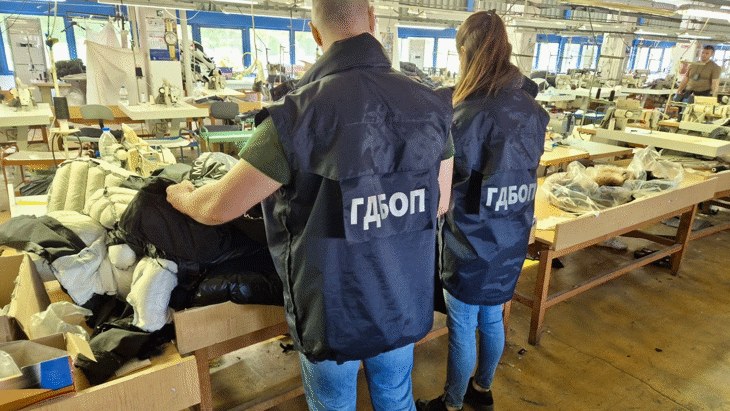 ГДБОП проверява фабрика за производство на имитации на дрехи на известни търговски марки