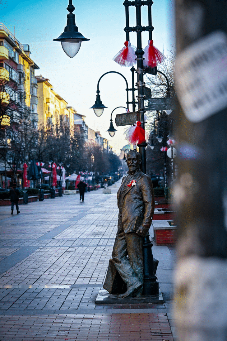 Кой украси центъра на София с мартеници?