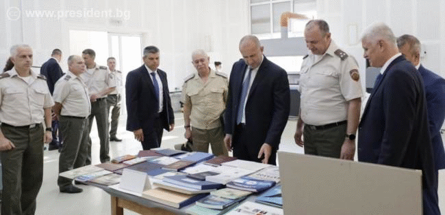 Президентът Румен Радев посети Военния географски център в Троян
