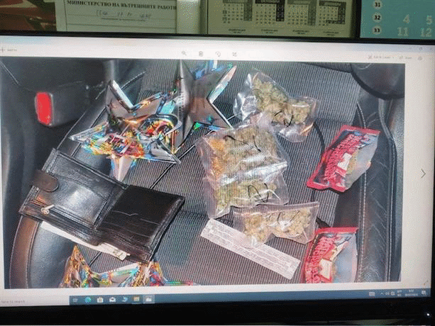 Служители на отдел „Специализирани полицейски сили“-СДВР и криминалисти от Седмо РУ задържаха 24-годишен пласьор на наркотици