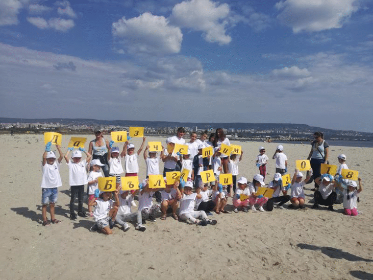 Малки природолюбители почистиха плажната ивица