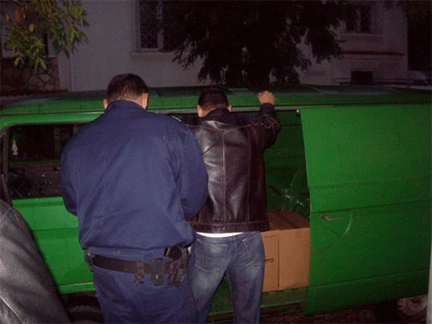 Двама полицаи са задържани в момент на сделка с акцизни стоки без бандерол при акция „Търговците”