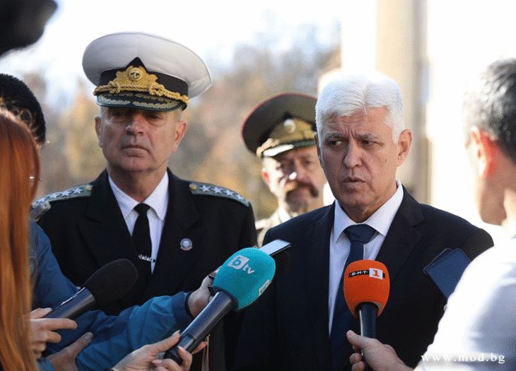 Министърът на отбраната Димитър Стоянов: Да се направи оценка на риска преди да се вземе решение за предоставяне на военна техника на Украйна Министърът на отбраната Димитър Стоянов: Да се направи оценка на риска преди да се вземе решение за предоставяне на военна техника на Украйна
