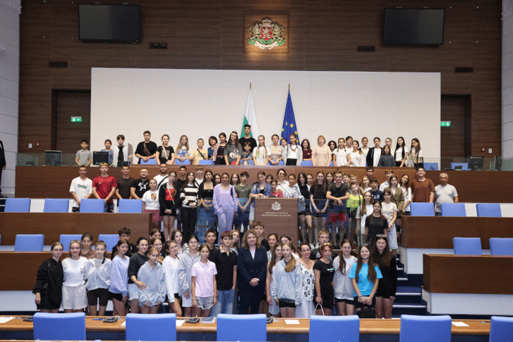 Председателят на Народното събрание Наталия Киселова посрещна в пленарната зала на парламента деца от българската общност в Република Молдова