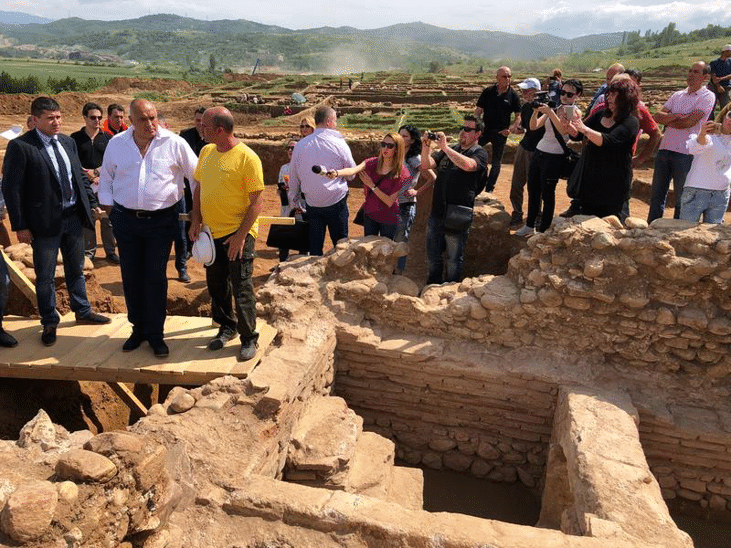 Министър-председателят Бойко Борисов разпореди спиране на строежа на АМ „Струма” в района на разкопките на лот 3.1 до намиране на общоприет вариант на трасето