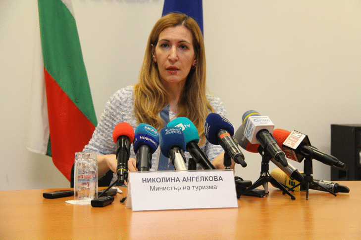 Министър Ангелкова преди старта на активния сезон на 1 юли: От 26 юни очакваме първите чартърни полети с чуждестранни туристи