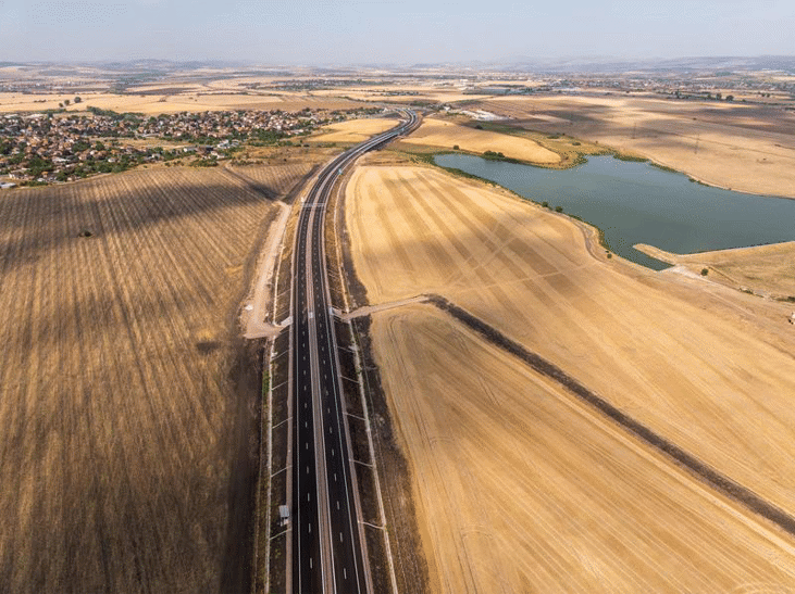 Министър Иванов връчи на премиера Желязков разрешението за ползване на последния участък от АМ „Европа“
