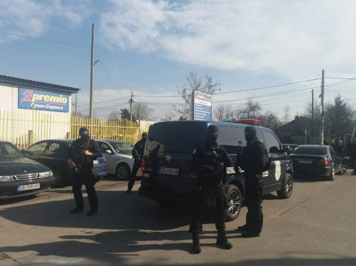 Специализираната прокуратура обвини 14 лица, сред които двама столични полицаи, за участие в група за наркотици, грабежи и други тежки престъпления