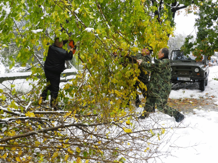Военнослужещи от военно формирование 24 430 – Троян участват в отстраняване на последствията от обилния снеговалеж