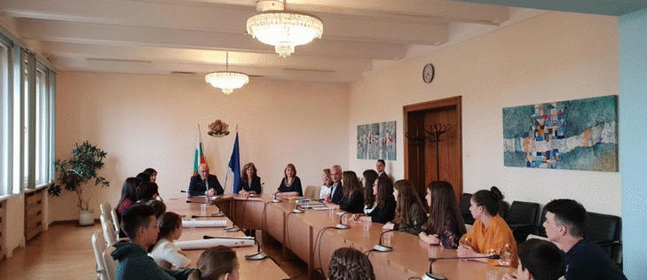 Деца-доброволци с интерес към грижата за децата в социалните услуги