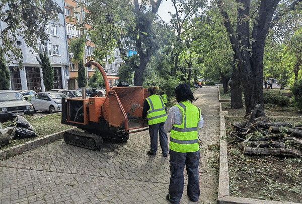 Столична община се включва в почистването на Бургас с техника за преработване на паднали клони и дървета