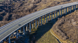 Утре движението при 58-и км на АМ „Струма“, в посока София, ще е в изпреварващата лента. Ще се ремонтират фуги на съоръжение