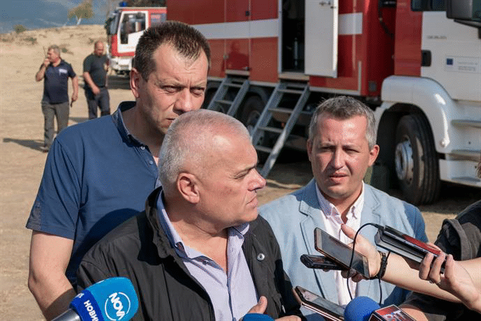 Министър Валентин Радев отново призова хората да бъдат особено внимателни при боравенето с огън