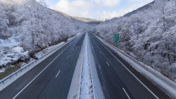 Републиканските пътища са проходими при зимни условия, обработката на настилките продължава, на терен са 101 машини. Шофирайте внимателно!