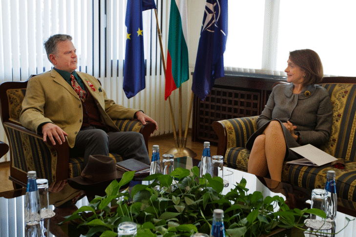 Министър Надежда Нейнски се срещна с временно изпълняващия длъжността посланик на Съединените щати в България Х. Мартин МакДауъл