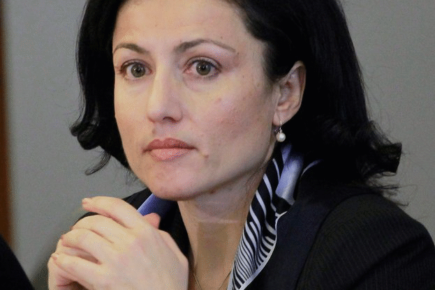 Министър Десислава Танева ще участва в ритуала „Розобер“ край град Казанлък