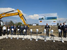 Зам.-министър Любен Петров направи първа копка на ново предприятие на „Мултивак“ в Божурище