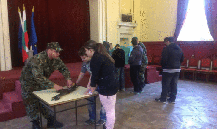 Военно формирование 54 060 – Шумен започна занятия с децата от клуб „Приятели на армията“ Военно формирование 54 060 – Шумен започна занятия с децата от клуб „Приятели на армията“