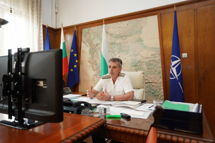 Началникът на отбраната адмирал Емил Ефтимов бе първият събеседник в онлайн дискусия с младежките посланици на НАТО в България