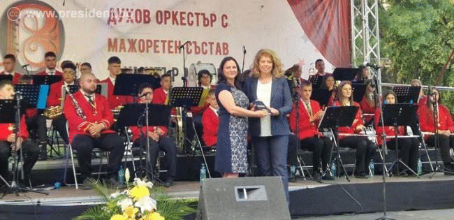 Илияна Йотова удостои с почетния плакет на вицепрезидента Представителния младежки духов оркестър и мажоретен състав „Димитър Мечев“ във Велинград