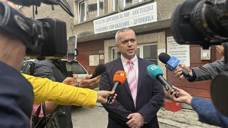 Задържан е мъжът, хвърлил самоделно взривно устройство пред полицейското управление в Дупница