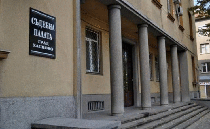 По искане на Окръжна прокуратура-Хасково съдът взе постоянна мярка за неотклонение “задържане под стража” спрямо 42-годишен мъж, обвинен  за държане с цел разпространение на аналог на високорисково наркотично вещество, известно като ММВ – СНМINACA